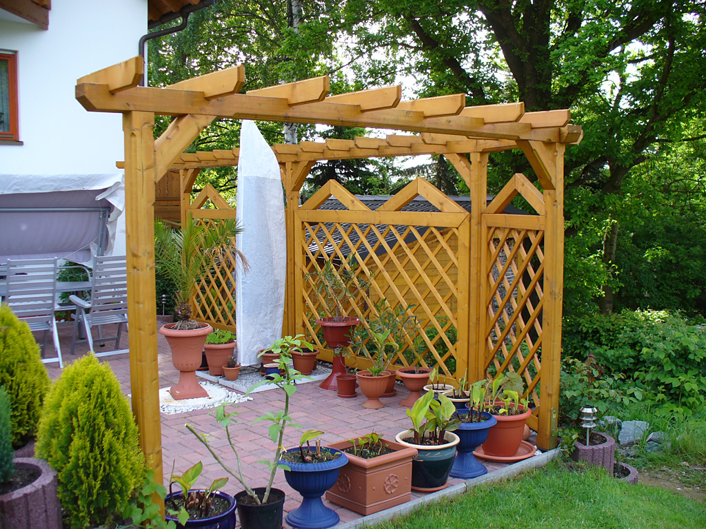 Sichtschutz und Pergolen aus Holz | Carport & Zimmerei GmbH